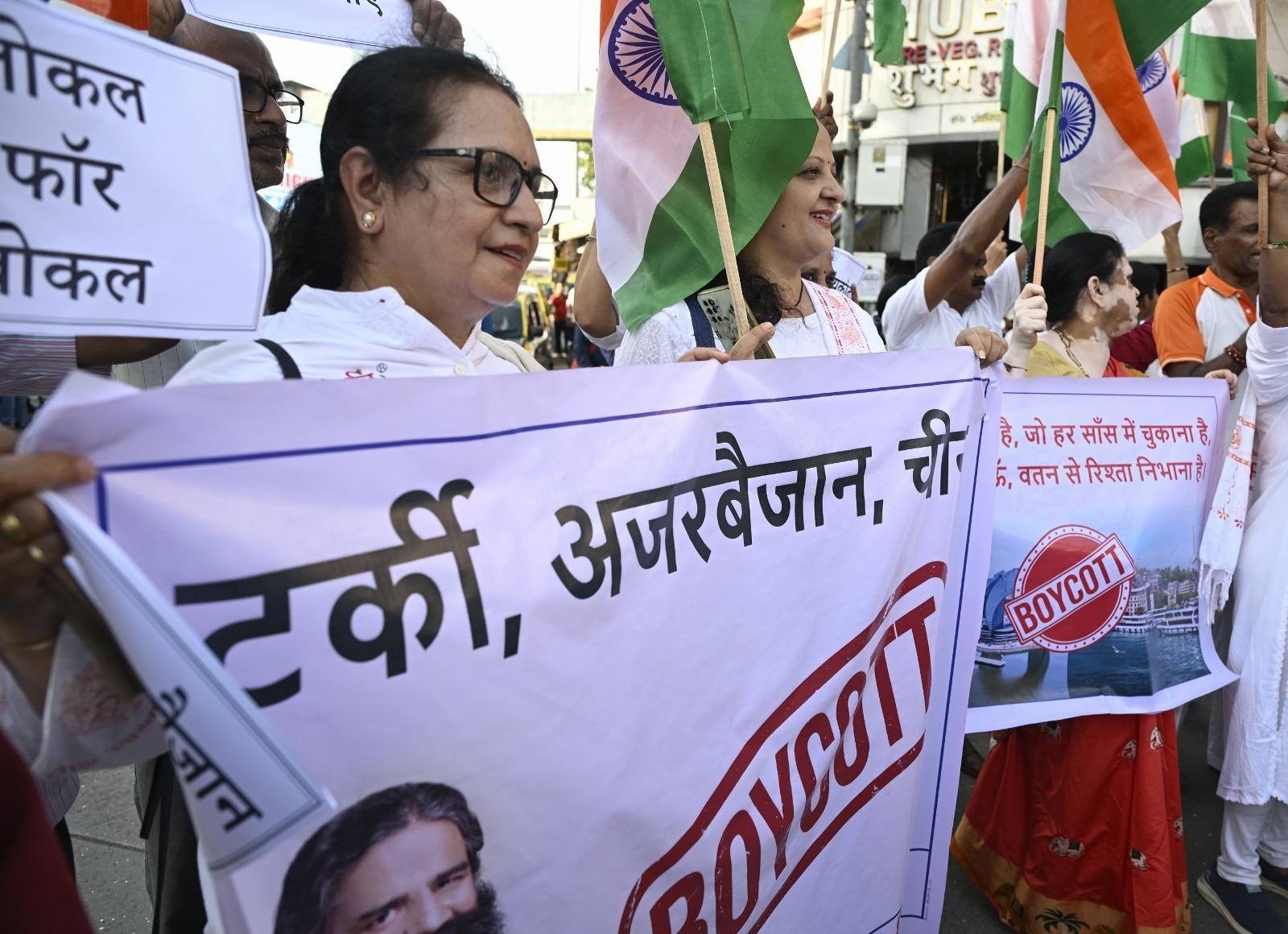 उन्होंने न केवल नारेबाजी के माध्यम से अपनी असहमति जताई, बल्कि विरोध प्रदर्शन के दौरान तख्तियां और प्लेकार्ड भी लेकर निकले, जिन पर भारत के पक्ष में और तुर्की-चीन के रवैये के खिलाफ संदेश लिखे हुए थे. इस दौरान प्रदर्शनकारी भारत-पाकिस्तान तनाव के बीच तुर्की के रुख की तीव्र निंदा करते हुए दिखाई दिए.
