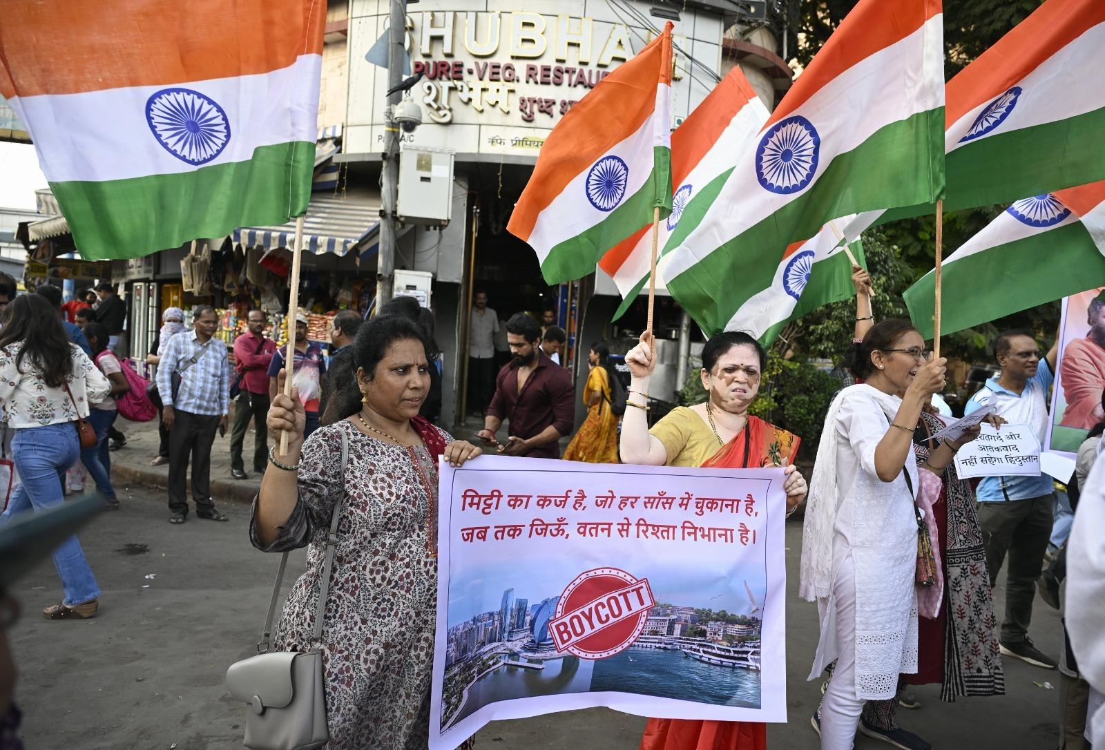 उन्होंने यह भी कहा कि भारत को हर हाल में अपने राष्ट्रीय हितों की रक्षा करनी चाहिए और किसी भी विदेशी हस्तक्षेप को बर्दाश्त नहीं करना चाहिए. साथ ही, उन्होंने भारत की सैन्य और कूटनीतिक प्रयासों का समर्थन किया और सभी को एकजुट होकर देश की सुरक्षा में योगदान देने की अपील की.