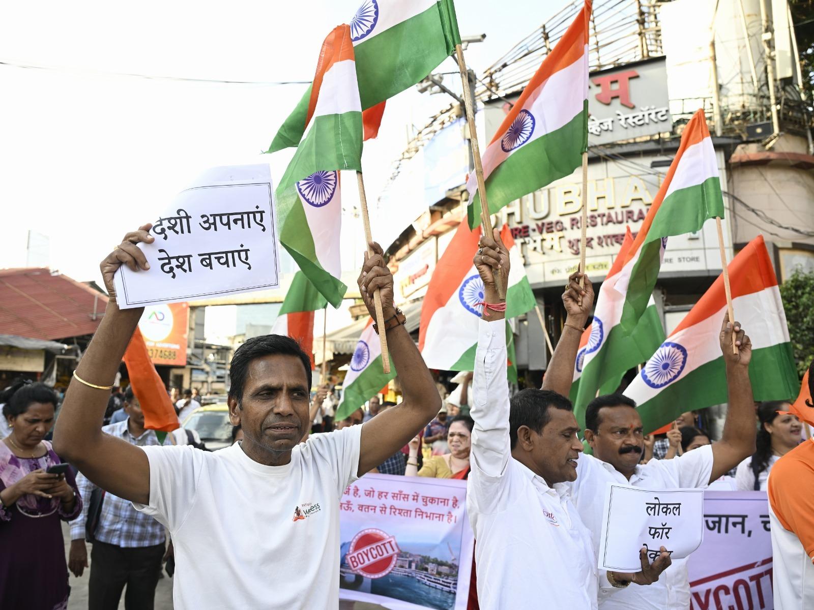 दादर स्टेशन पर आयोजित इस विरोध प्रदर्शन में बड़ी संख्या में कार्यकर्ता और स्थानीय नागरिक शामिल हुए, जिन्होंने शांतिपूर्ण लेकिन प्रभावशाली तरीके से अपना विरोध व्यक्त किया. प्रदर्शन की शुरुआत सुबह के समय हुई और कई घंटे तक यह जारी रहा. प्रदर्शन के दौरान पुलिस ने भी सुरक्षा के मद्देनज़र मौजूदगी बनाए रखी, ताकि किसी भी अप्रिय घटना से बचा जा सके.