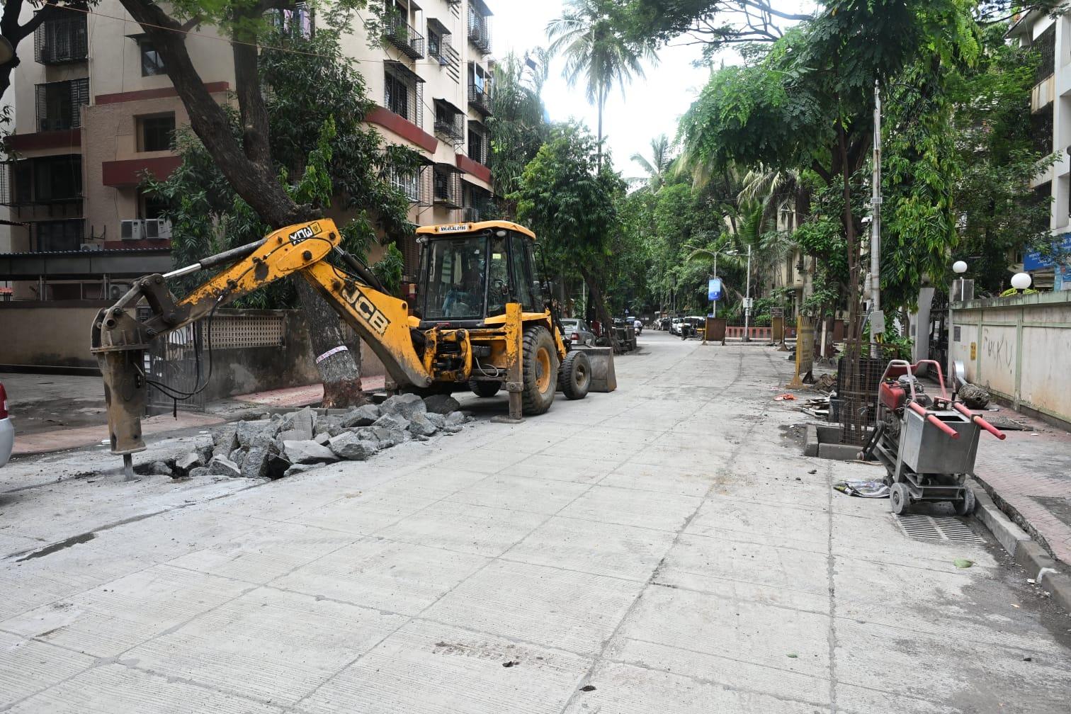 इससे पहले भी मुंबई के कई इलाकों में निर्माण कार्य के बाद सड़कें जल्द खराब होने की शिकायतें आई हैं, जिससे नगर निगम की कार्यप्रणाली पर सवाल उठते रहे हैं. 