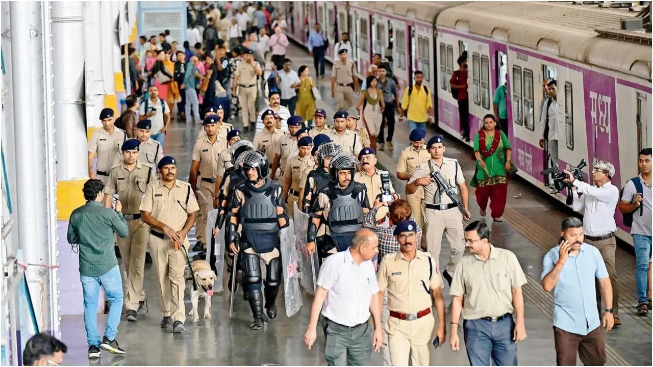 6 मई को छत्रपति शिवाजी महाराज टर्मिनस पर एक अभ्यास के दौरान आरपीएफ कर्मी. तस्वीर/शादाब खान