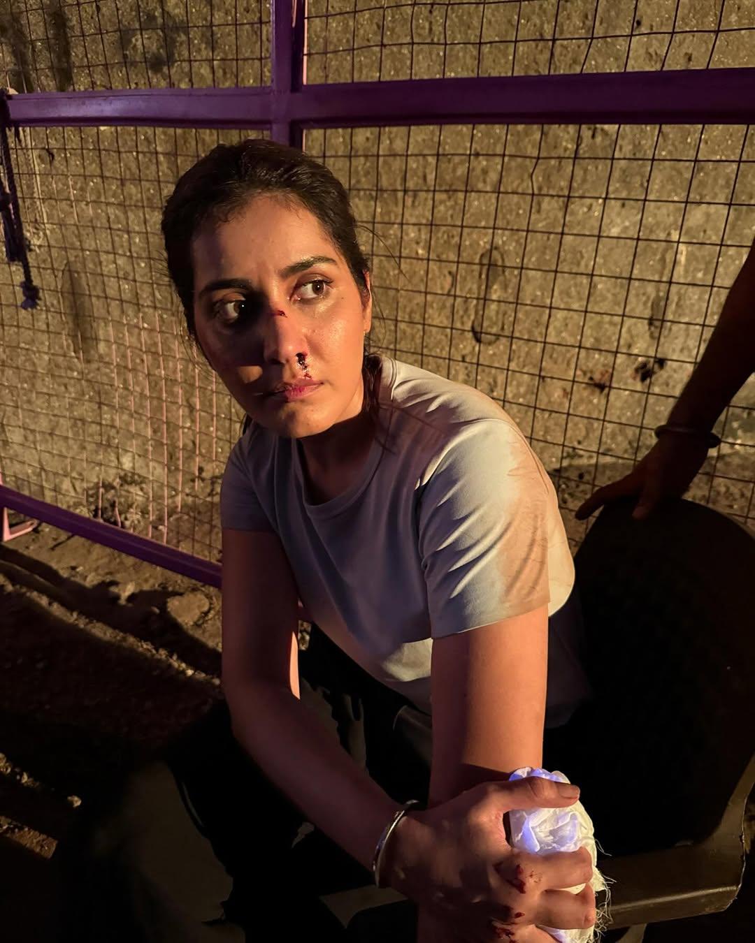 खून से सने चेहरे और गंभीर हाव-भाव के साथ वह कैमरे से दूर कहीं ताक रही हैं — एक ऐसा लुक जो उनके अब तक के सभी किरदारों से बिल्कुल अलग है. 