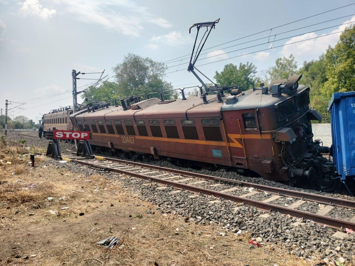 रेलवे अधिकारी ने बताया कि दुर्घटनास्थल पर मरम्मत कार्य तेजी से चल रहा है और परिचालन को जल्द से जल्द सामान्य करने के प्रयास किए जा रहे हैं. 