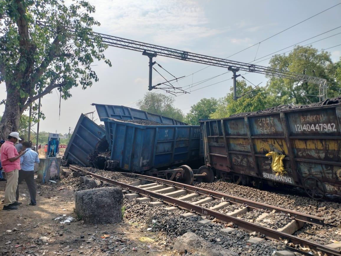 बताया गया है कि ट्रेन के लोकोमोटिव (इंजन) सहित कुल सात डिब्बे पटरी से उतर गए.