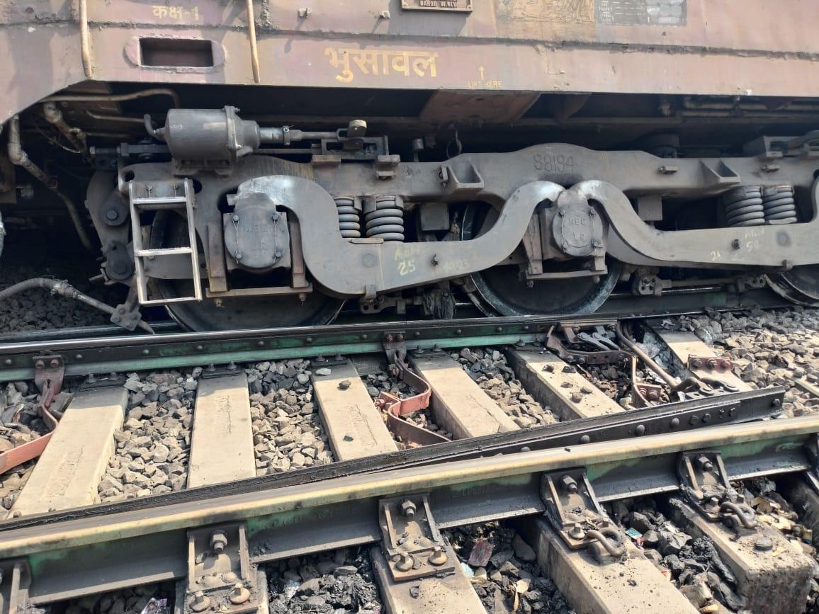 दुर्घटना की सूचना मिलते ही उधना, भुसावल और नंदुरबार से दुर्घटना राहत ट्रेनों (ART) को घटनास्थल के लिए रवाना कर दिया गया.