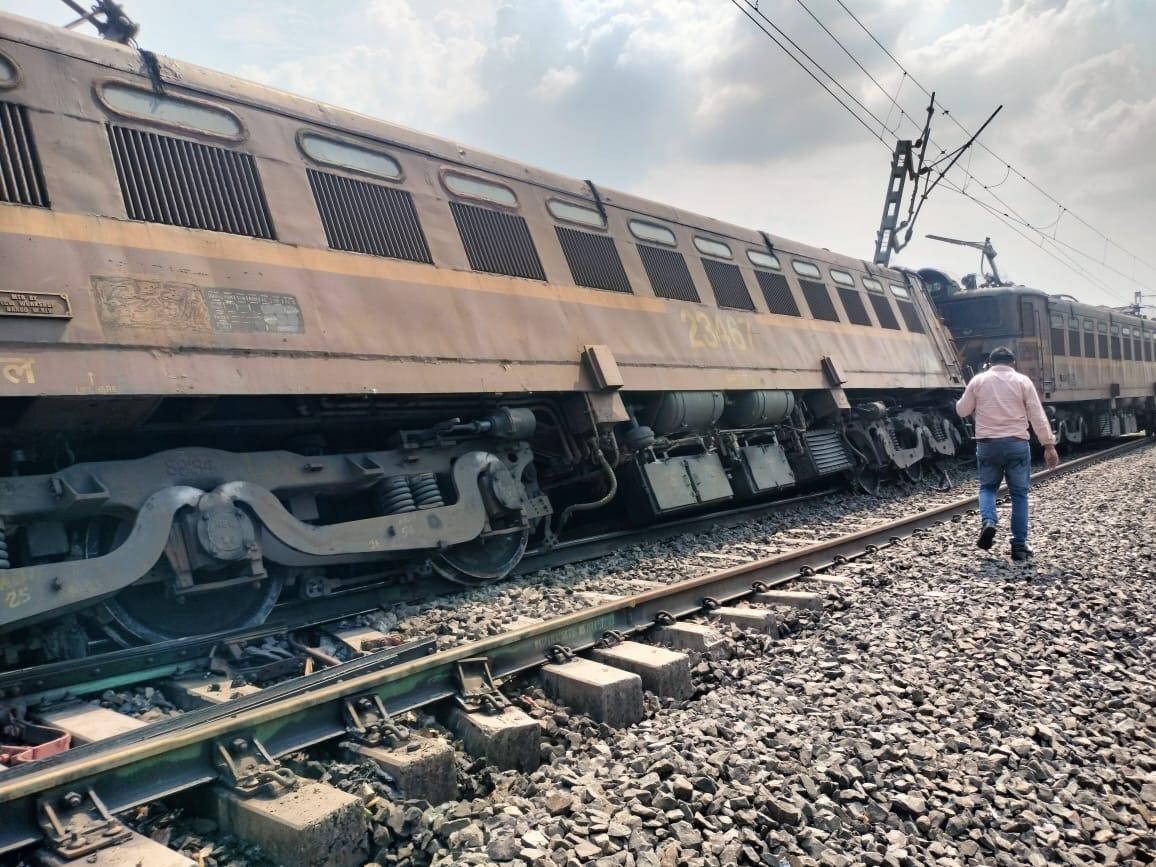 ट्रेन गुरुवार दोपहर करीब 2:18 बजे जलगांव जिले के अमलनेर स्टेशन के पास पटरी से उतर गई. 
