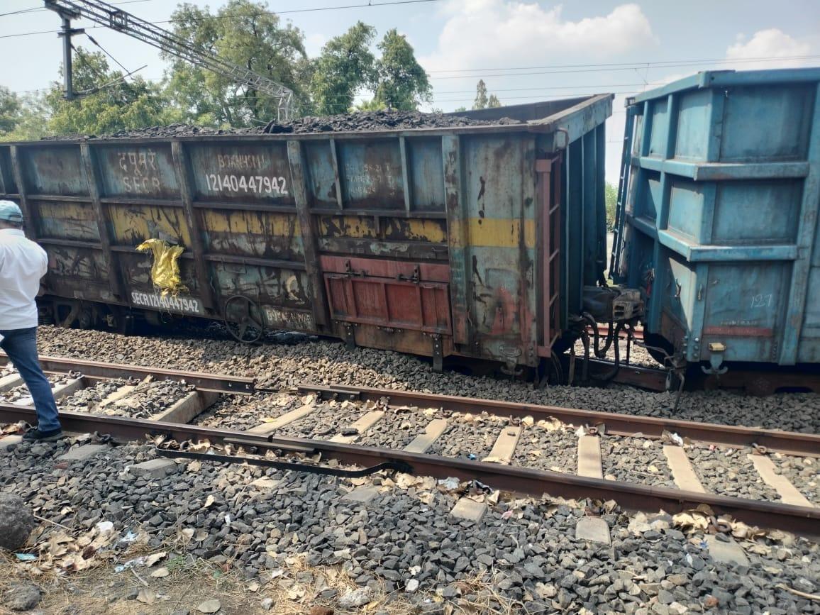 रेलवे सूत्रों के अनुसार, हादसे का कारण तकनीकी खामी या ट्रैक में कोई गड़बड़ी हो सकती है, 