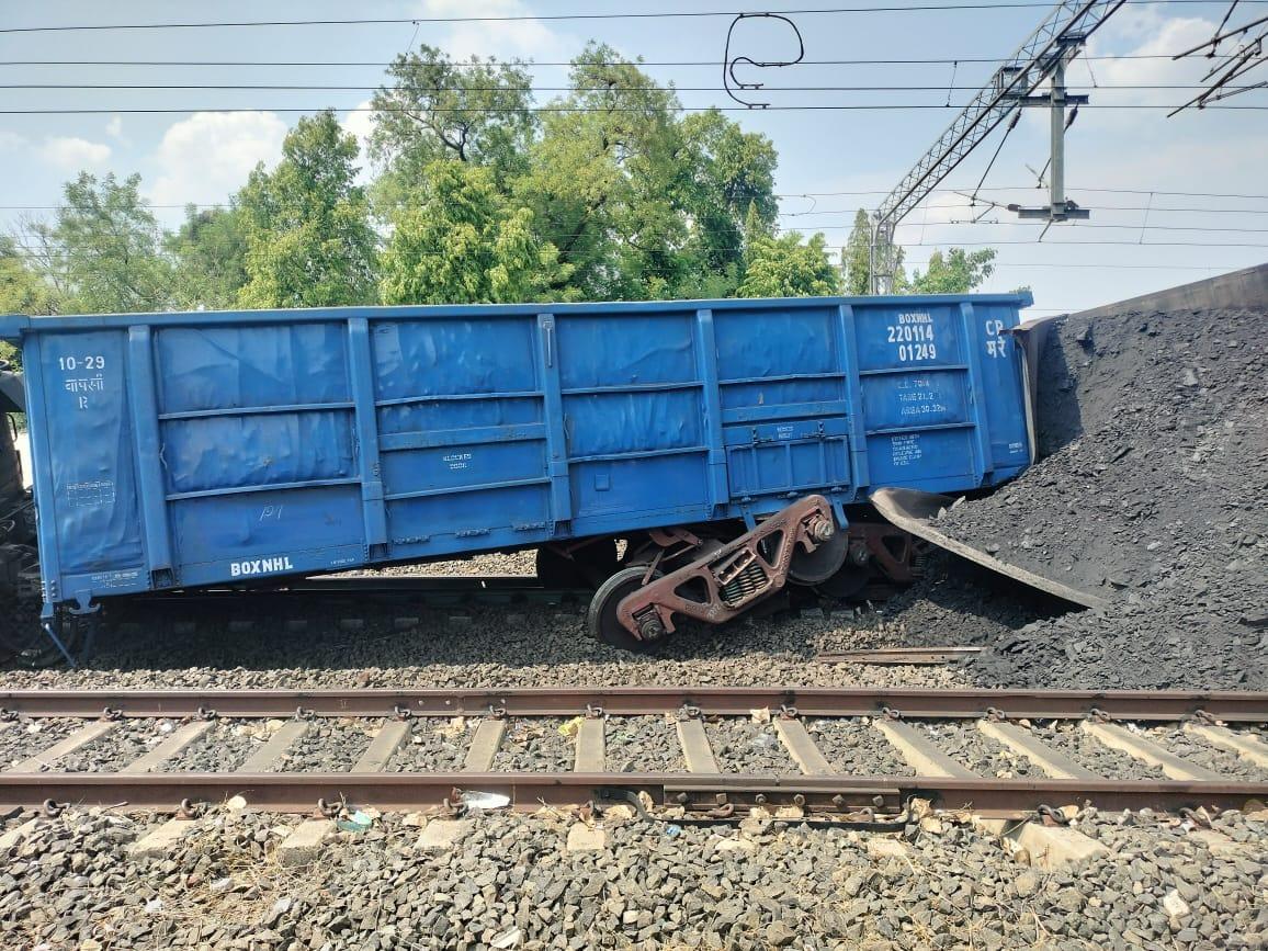 इस घटना ने रेल सुरक्षा और ट्रैक मेंटेनेंस को लेकर एक बार फिर सवाल खड़े कर दिए हैं, खासकर ऐसे व्यस्त मार्गों पर जहां माल और यात्री ट्रेनें लगातार गुजरती हैं.