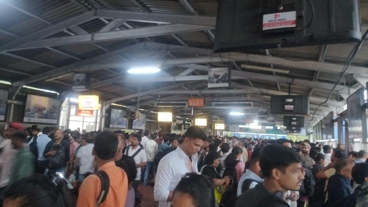 Iमुंबई में बारिश का कहर: बायकुला, वडाला में जलजमाव से ट्रेन सेवाएं हुई प्रभावित