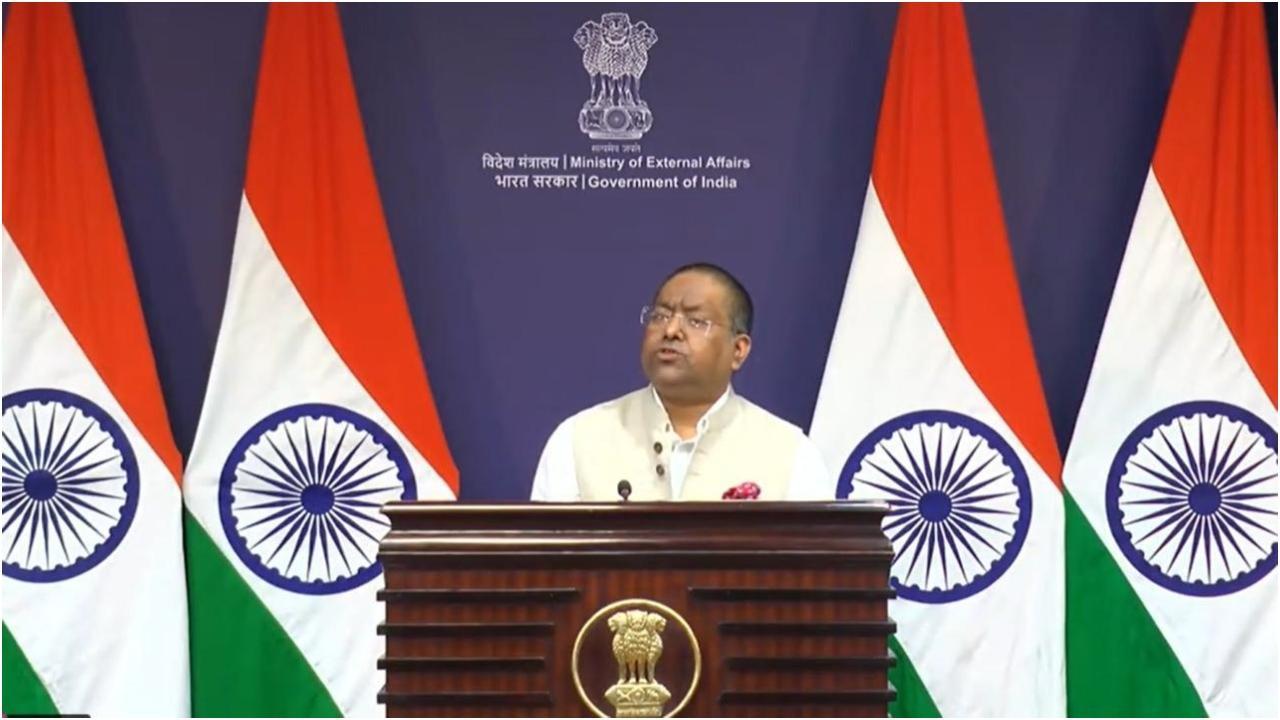 विदेश मंत्रालय के प्रवक्ता रणधीर जायसवाल ने भारतीय सशस्त्र बलों की सराहना की और कहा कि उनकी ताकत ने पाकिस्तान को हमला बंद करने पर मजबूर कर दिया। फोटो/वीडियोग्रैब