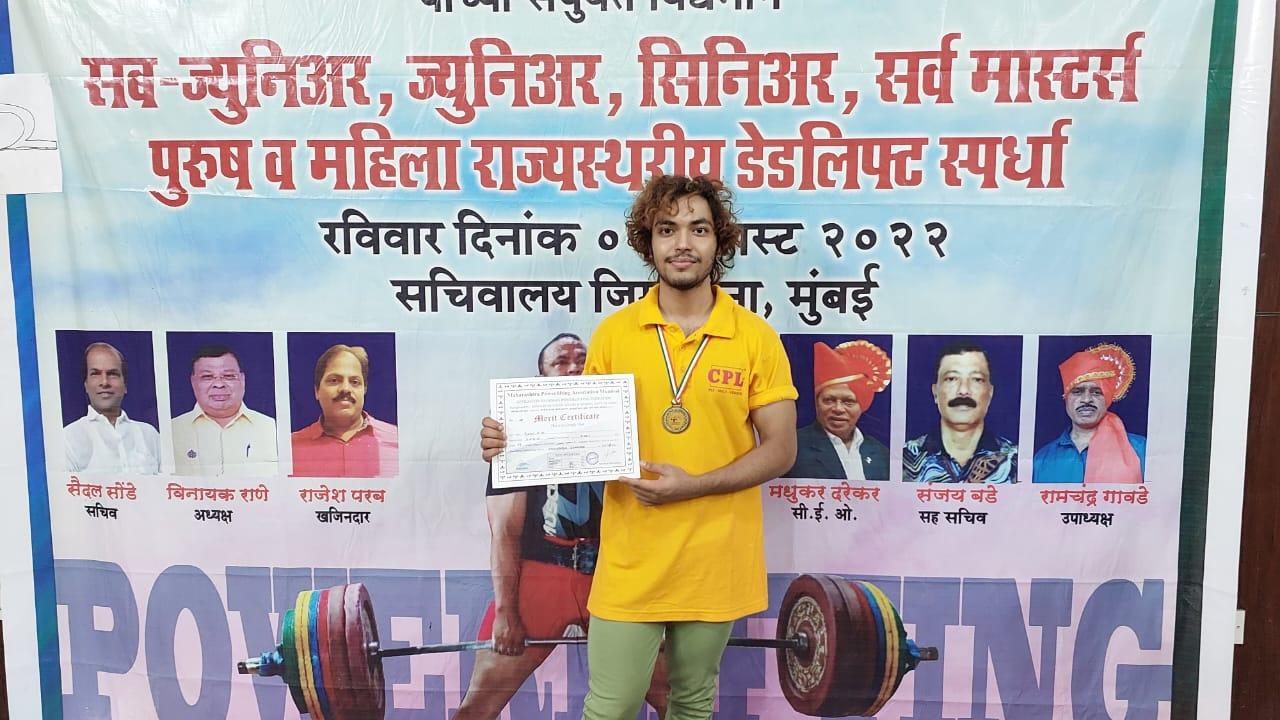 उसके बाद अगले साल को कोरोना के कारण लॉकडाउन लग गया और 1 साल तक जिम बंद रहे और साल 2021 में वापस जब जिम पहुंचा और मैंने फिर से प्रैक्टिस शुरू की इन 1 साल में मेरी बॉडी काफी लीन हो गई थी लेकिन मुझे पॉवरलिफ्टिंग के लिए आगे बढ़ना था तो मैंने फिर से शुरुआत की और उस समय प्रोटोकॉल के हिसाब से केवल 45 मिनट एक्सरसाइज कर सकते थे और यह वर्ष मेरे लिए एक अच्छी शुरुआत लेकर आया क्योंकि इस बार भी वार्षिक प्रतियोगिता में पहले से बेहतर करते हुए अपने जीवन का किसी भी तरह प्रकार का पहला गोल्ड मेडल जीता था.