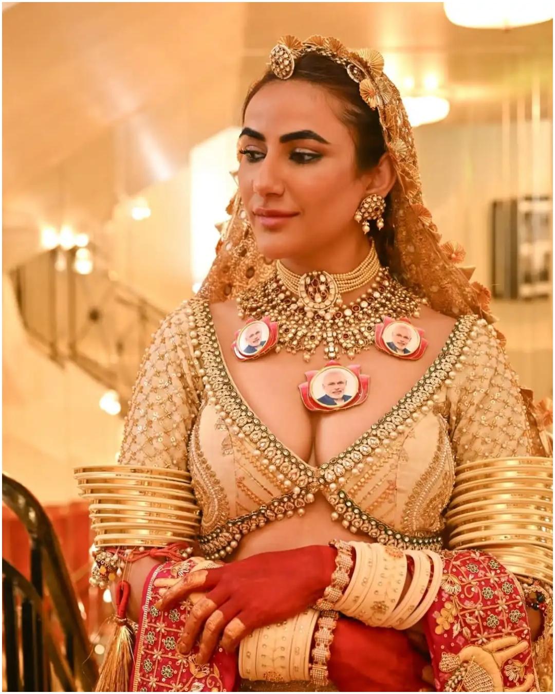 अपने खूबसूरत नेकलेस के साथ मैचिंग इयररिंग्स, मांग टीका और पारंपरिक चूड़ियां पहनीं. उन्होंने अपनी बांह पर लाल रंग का अल्टा भी पहना था, जो उनके समग्र लुक को सांस्कृतिक रूप से महत्वपूर्ण स्पर्श दे रहा था.