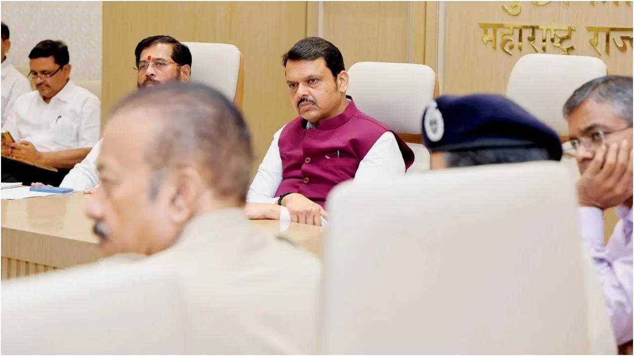 कल विभिन्न एजेंसियों और विभागों के वरिष्ठ अधिकारियों की बैठक के दौरान मुख्यमंत्री देवेंद्र फडणवीस. तस्वीर/X/@Dev_Fadnavis