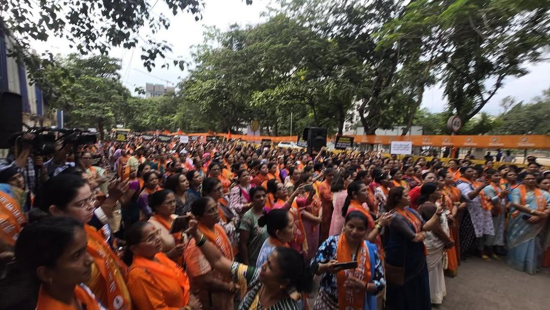 शिवसेना नेताओं और महिला पदाधिकारियों ने स्पष्ट शब्दों में कहा कि फडणवीस सरकार ने 