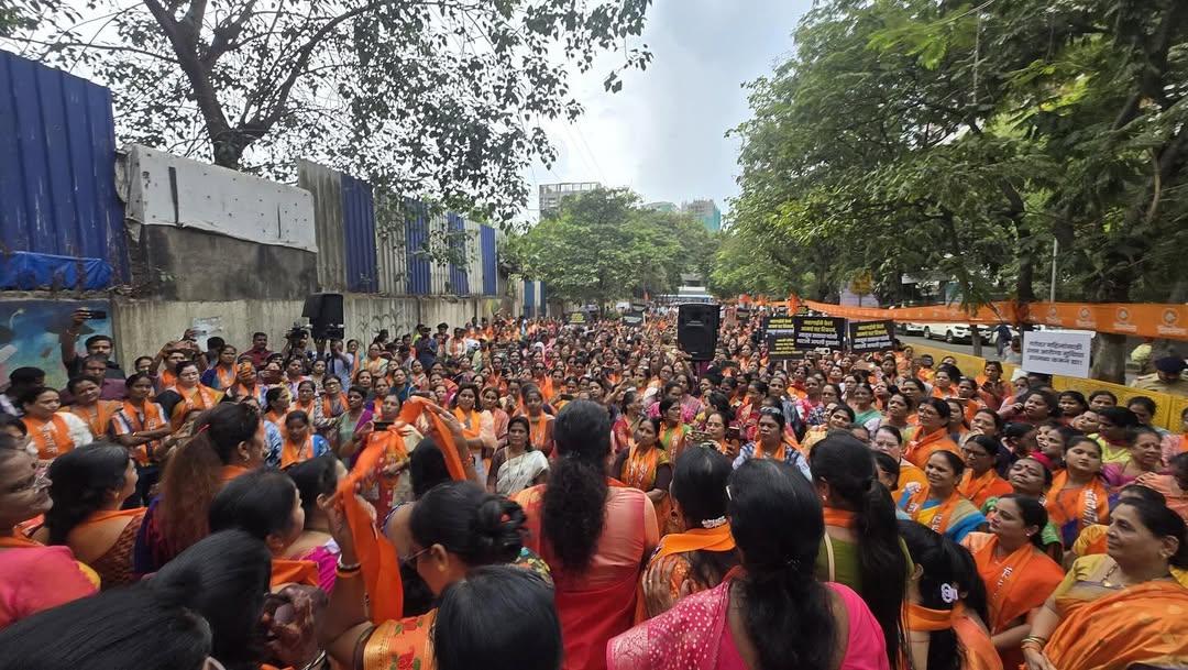 महिलाएं सिर्फ घरेलू कामकाज तक सीमित नहीं हैं, वे अपने अधिकारों को लेकर सजग भी हैं और अब संगठित होकर सड़कों पर उतरने को तैयार हैं.