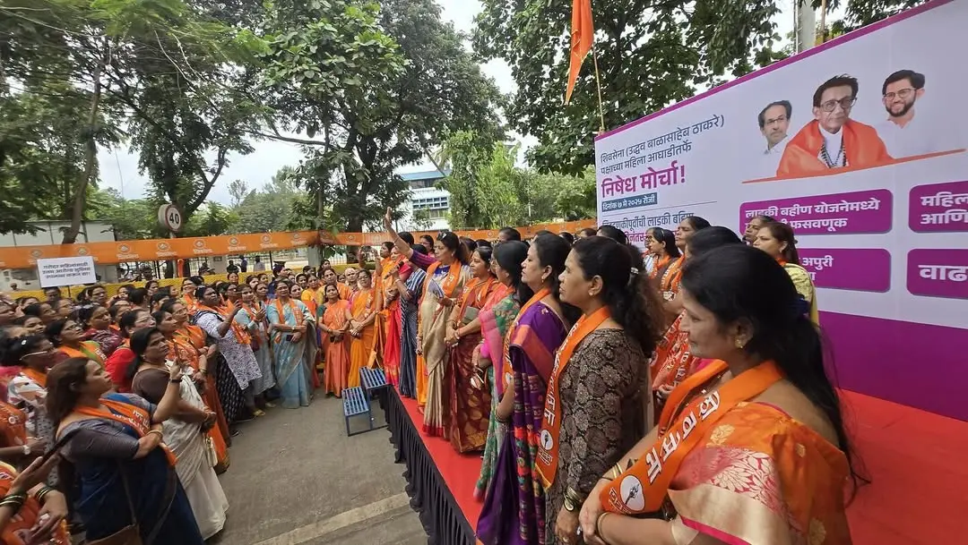 जिला प्रशासन को सौंपे गए ज्ञापन में मांग की गई कि महिला-केंद्रित योजनाओं को फिर से शुरू किया जाए, स्वास्थ्य और सुरक्षा पर विशेष ध्यान दिया जाए और जिन योजनाओं से गरीब महिलाओं को राहत मिलती थी, उन्हें तत्काल बहाल किया जाए.