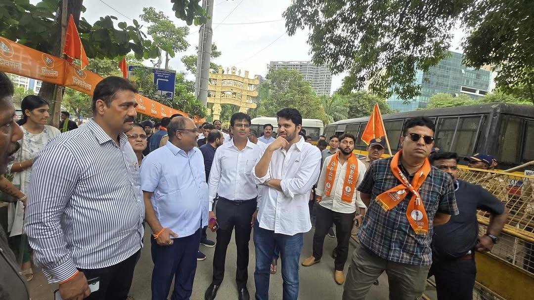 प्रदर्शन का नेतृत्व कर रहे विधायक अनिल परब, अजय चौधरी, अमोल कीर्तिकर, किशोरी पेडणेकर, सुषमा अंधारे, वरुण सरदेसाई और अन्य वरिष्ठ नेताओं ने सरकार को चेताया कि अब अगर महिला सुरक्षा, स्वास्थ्य और अधिकारों की अनदेखी की गई तो आंदोलन और तेज़ होगा.