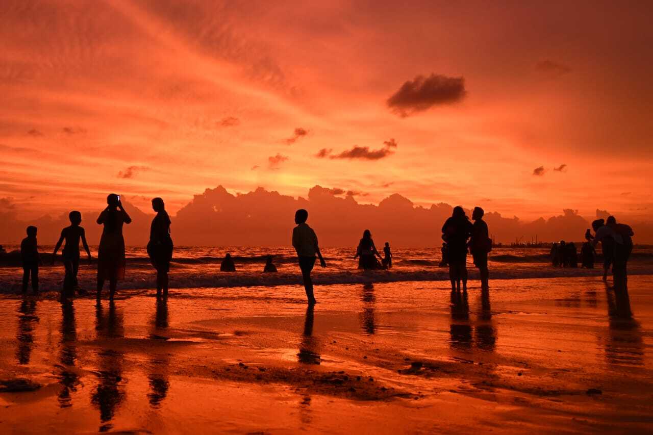 जुहू बीच का यह सूर्यास्त न सिर्फ स्थानीय लोगों के लिए, बल्कि पर्यटकों के लिए भी एक आकर्षण का केंद्र बन गया है. यहाँ का वातावरण शाम के समय एकदम शांत और मनोहारी हो जाता है, जो हर किसी को प्रकृति के करीब ले आता है. हर कोई इस खूबसूरत सूर्यास्त का आनंद लेकर अपने दिन की थकान भूल जाता है.
