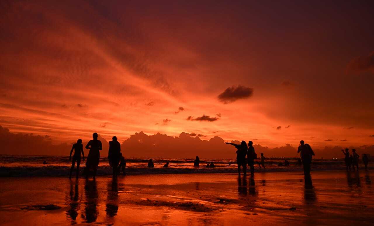 इस प्रकार जुहू बीच पर शुक्रवार की शाम का यह सूर्यास्त मुंबईकरों के लिए एक यादगार अनुभव साबित हुआ, जिसने शहर के नजारे को जीवंत रंगों से सजाया और सभी के दिलों में प्रकृति के प्रति एक नई उमंग जगाई. 