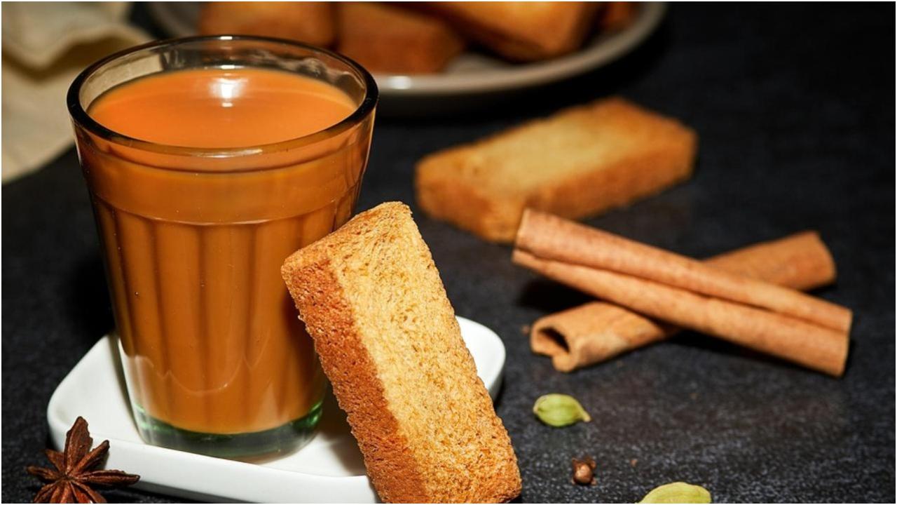 संयुक्त राष्ट्र के खाद्य और कृषि संगठन के अनुसार, चाय दुनिया के सबसे पुराने पेय पदार्थों में से एक है और पानी के बाद दुनिया में दूसरा सबसे ज़्यादा पिया जाने वाला पेय है.