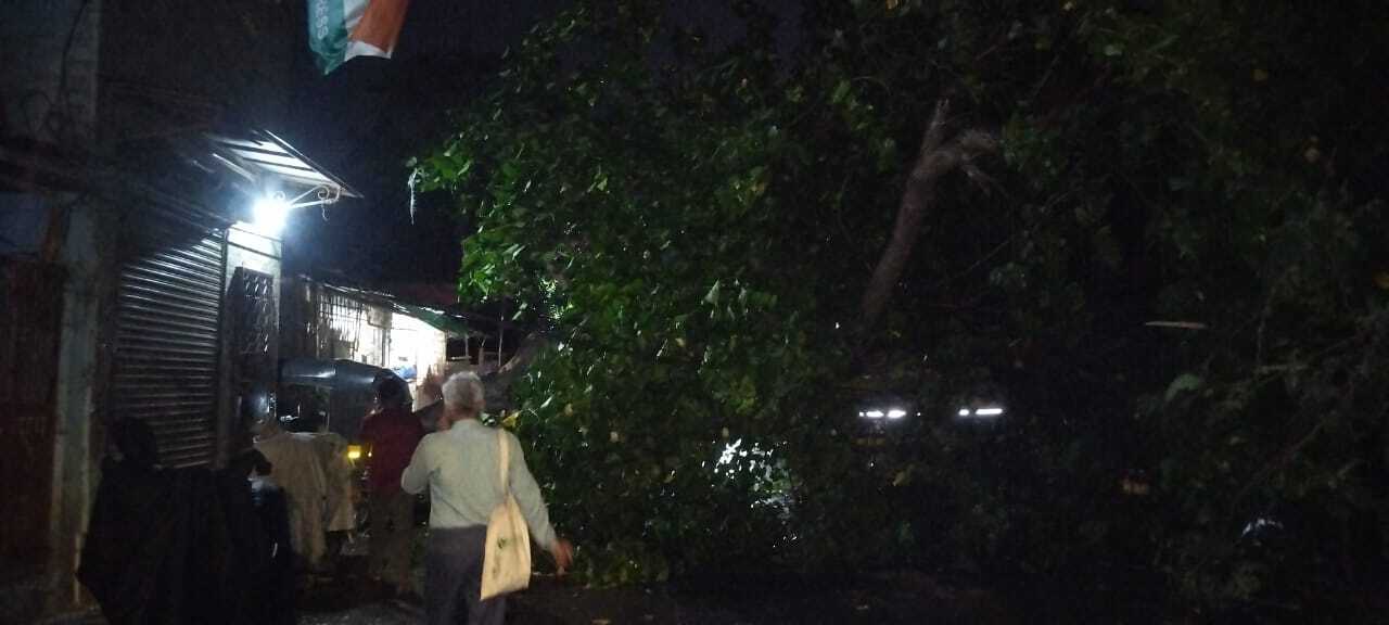 वहीं अंधेरी और ठाणे में भी कुछ हिस्सों में तेज हवाओं के साथ बारिश की वजह से जनजीवन अस्त-व्यस्त हो गया. 