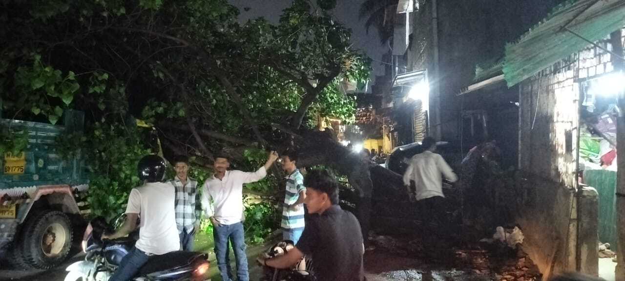 इस तूफान के कारण बोरीवली, कांदिवली, मलाड और बांद्रा जैसे इलाकों में सड़कें जलमग्न हो गईं और यातायात में काफी रुकावटें आईं. 