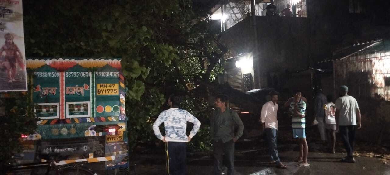 मौसम विभाग के अनुसार, यह तूफान मौसम में आए अप्रत्याशित बदलाव के कारण आया था, जिसकी वजह से शहर के कई हिस्सों में तेज हवाएं और बारिश हुई. 