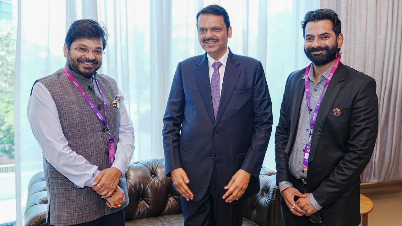 प्रोड्यूसर अभिषेक अग्रवाल और विक्रम रेड्डी अब दर्शकों के लिए सिनेमाई अनुभव को एक नए स्तर पर ले जाने को तैयार हैं. वेव्स 2025 इवेंट में उन्होंने नागपुर में द वर्ल्ड्स बिगेस्ट सिनेमा प्रोजेक्ट का ऐलान किया. 