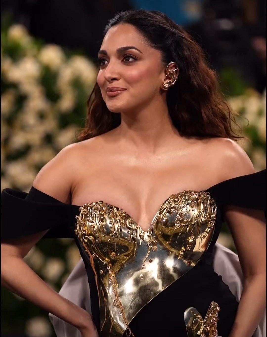 उनके लुक की सबसे खास बात यह रही कि उन्होंने अपने बेबी बंप को पूरे गर्व और आत्मविश्वास के साथ फ्लॉन्ट किया.