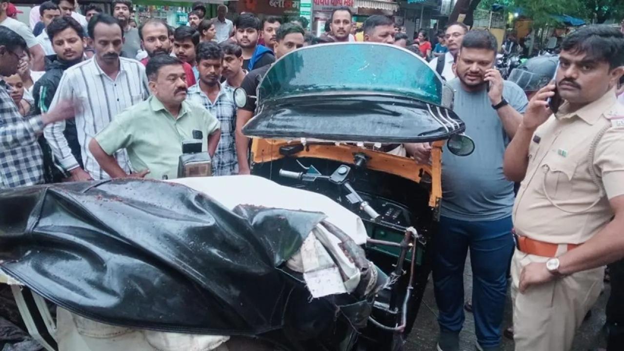 Iठाणे में तूफानी बारिश का कहर, चलते वाहन पर गिरा पेड़, 27 वर्षीय युवक की मौत