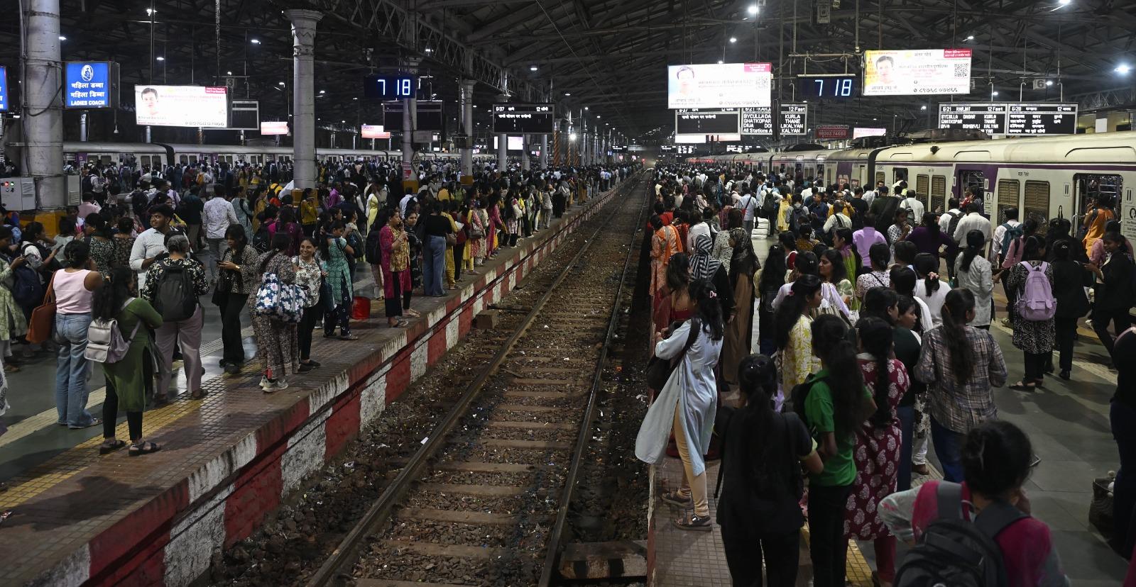 कई यात्रियों ने बताया कि वे घंटों से ट्रेन का इंतज़ार कर रहे थे, लेकिन कोई स्पष्ट सूचना नहीं दी जा रही थी. 