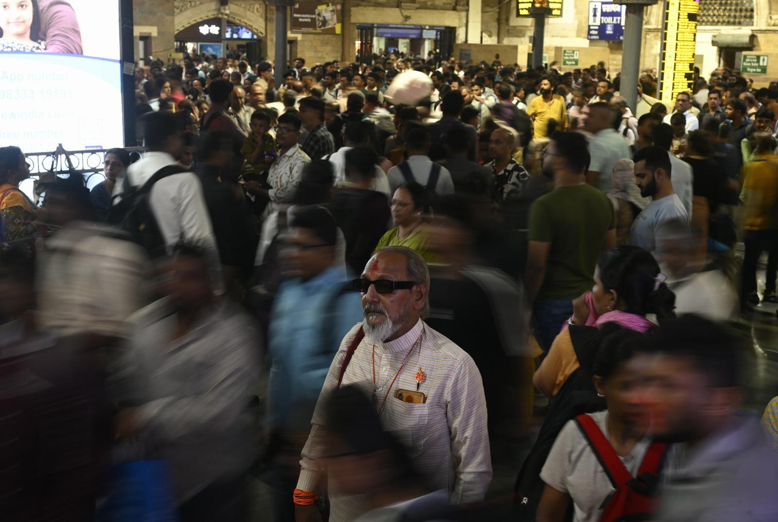 उस दुर्घटना में पांच लोगों की मौत हो गई थी, जिसके बाद दो रेलवे इंजीनियरों के खिलाफ मामला दर्ज किया गया था. 