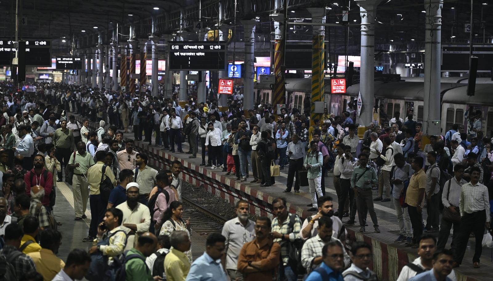 मुंबई की लाइफलाइन कही जाने वाली लोकल ट्रेनें इस घटना से एक बार फिर ठहर गईं — और शहर ने देखा कि कुछ ही घंटों की हड़ताल से कैसे महानगर की रफ्तार थम जाती है.