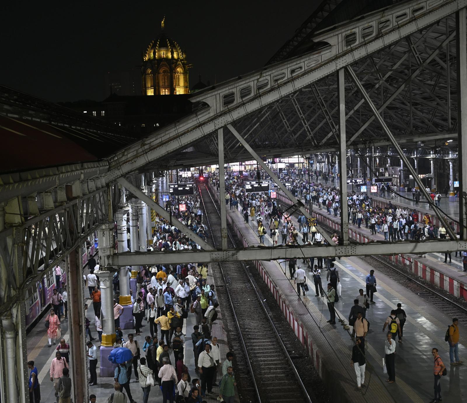 कर्मचारियों ने इस कार्रवाई को `अनुचित` बताते हुए तुरंत काम रोक दिया और सीएसएमटी पर धरना प्रदर्शन शुरू कर दिया. अचानक हुई इस हड़ताल ने रेलवे प्रशासन को भी हतप्रभ कर दिया.