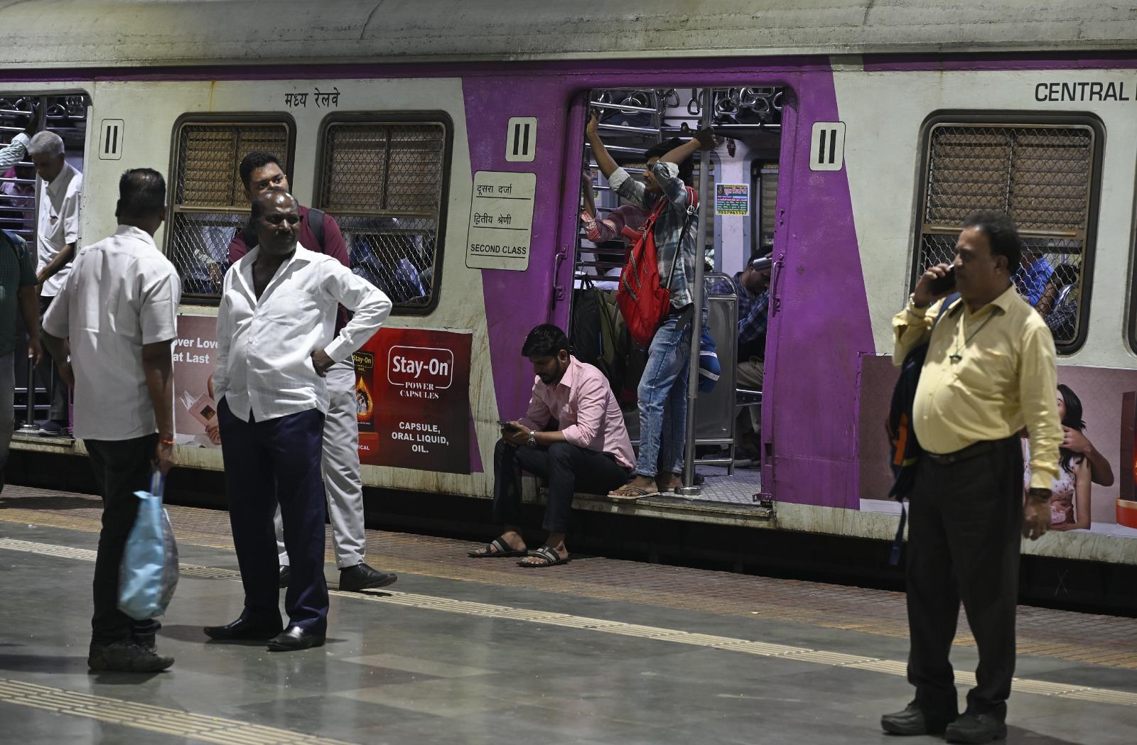 सैंडहर्स्ट रोड स्टेशन के पास रेलवे ट्रैक पर चलते समय ट्रेन की चपेट में आने से दो लोगों की मौत हो गई, जबकि तीन अन्य गंभीर रूप से घायल हो गए.