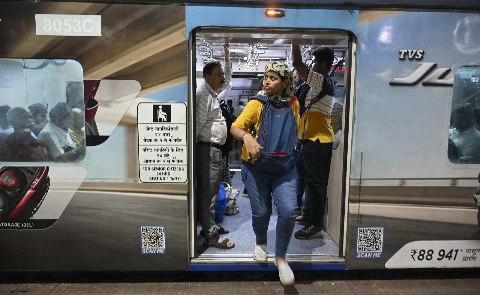 सोशल मीडिया पर भी लोगों ने वीडियो और तस्वीरें साझा कीं, जिनमें सीएसएमटी स्टेशन पर अफरातफरी और नाराज यात्रियों की भीड़ स्पष्ट दिखाई दे रही थी.