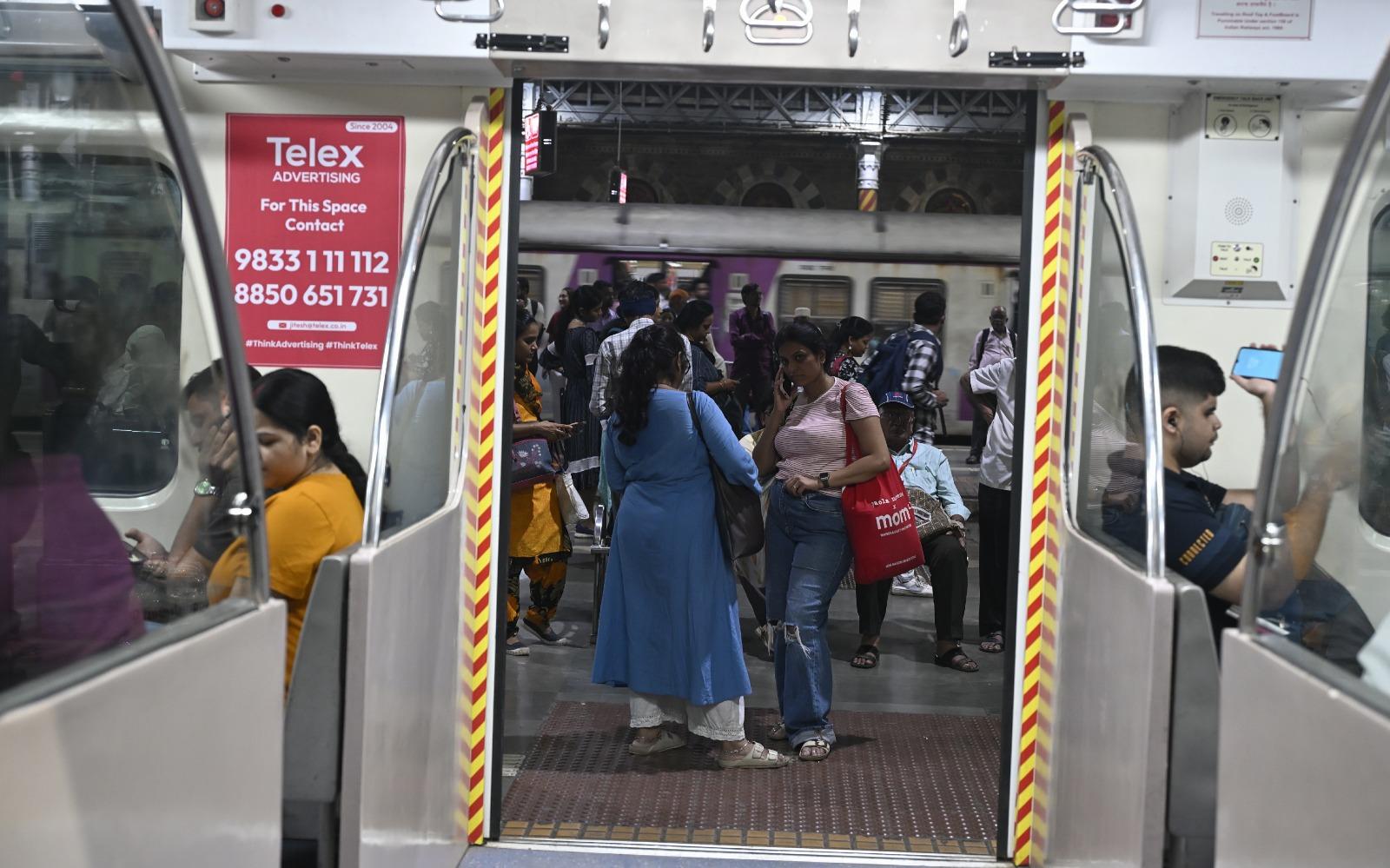 देर शाम तक कुछ रूटों पर धीरे-धीरे ट्रेन सेवाएं शुरू की गईं, लेकिन यात्रियों की परेशानी कम नहीं हुई.