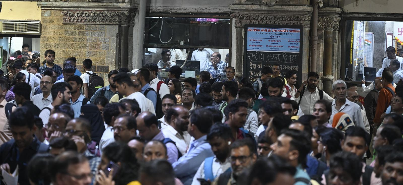 प्रदर्शन के कारण लोकल ट्रेनों की आवाजाही पूरी तरह बाधित हो गई. स्टेशन पर फँसे यात्रियों की भारी भीड़ उमड़ पड़ी. 