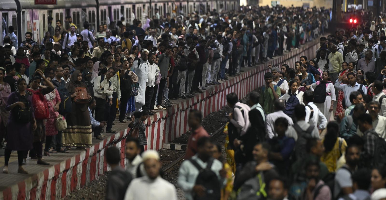 वहीं, कर्मचारियों का कहना है कि जब तक उनके साथी इंजीनियरों के खिलाफ दर्ज मामला वापस नहीं लिया जाता, विरोध जारी रहेगा.