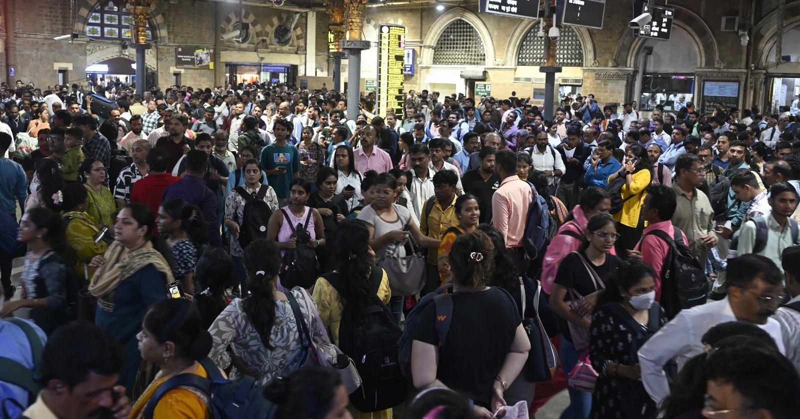 मध्य रेलवे के कर्मचारियों का यह विरोध प्रदर्शन 9 जून को मुंब्रा में हुए ट्रेन हादसे के खिलाफ दर्ज की गई एफआईआर को लेकर था. 