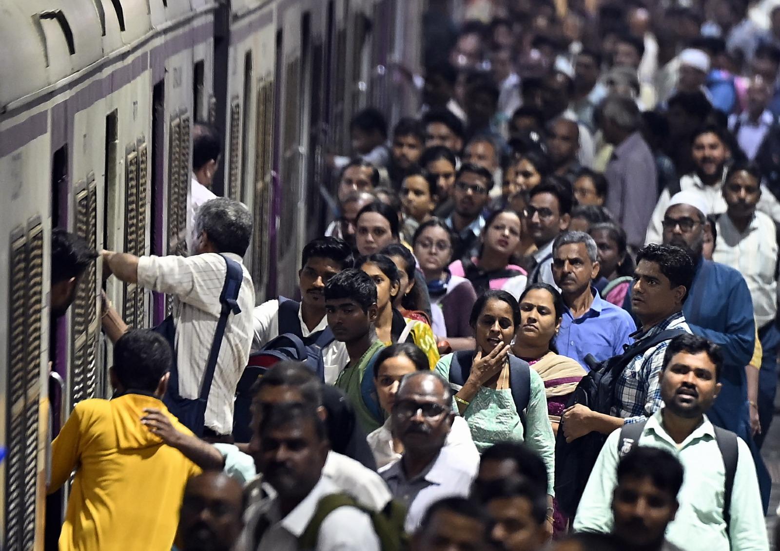 रेलवे प्रशासन ने हड़ताल करने वाले कर्मचारियों से बातचीत शुरू कर दी है और कहा है कि यात्रियों की सुरक्षा और सेवा में किसी भी तरह की बाधा बर्दाश्त नहीं की जाएगी.