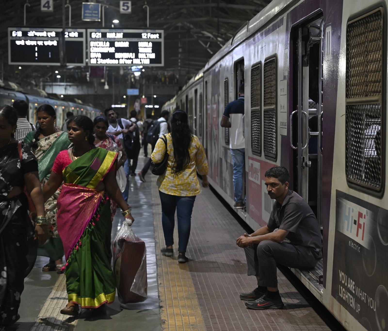 घटना के बाद रेलवे पुलिस और आरपीएफ ने तुरंत मोर्चा संभाला और व्यवस्था को बहाल करने की कोशिशें शुरू कीं. 