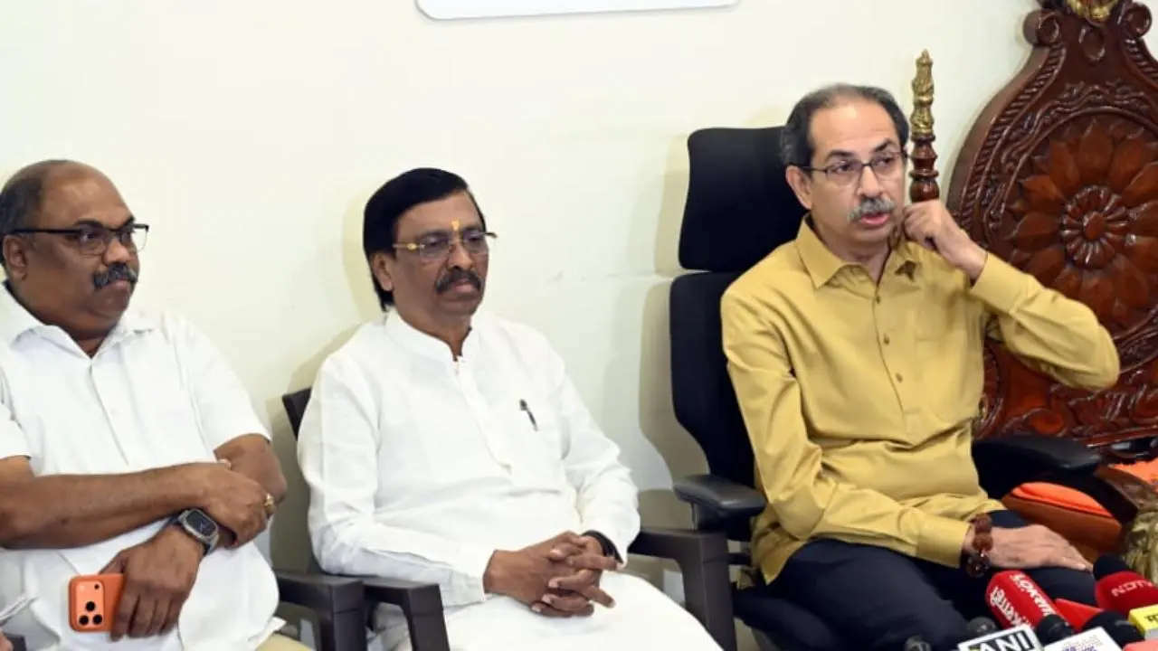 Iकिसान कर्जमाफी पर उद्धव ठाकरे का फडणवीस सरकार पर हमला- जून 2026 तक इंतजार क्यों?