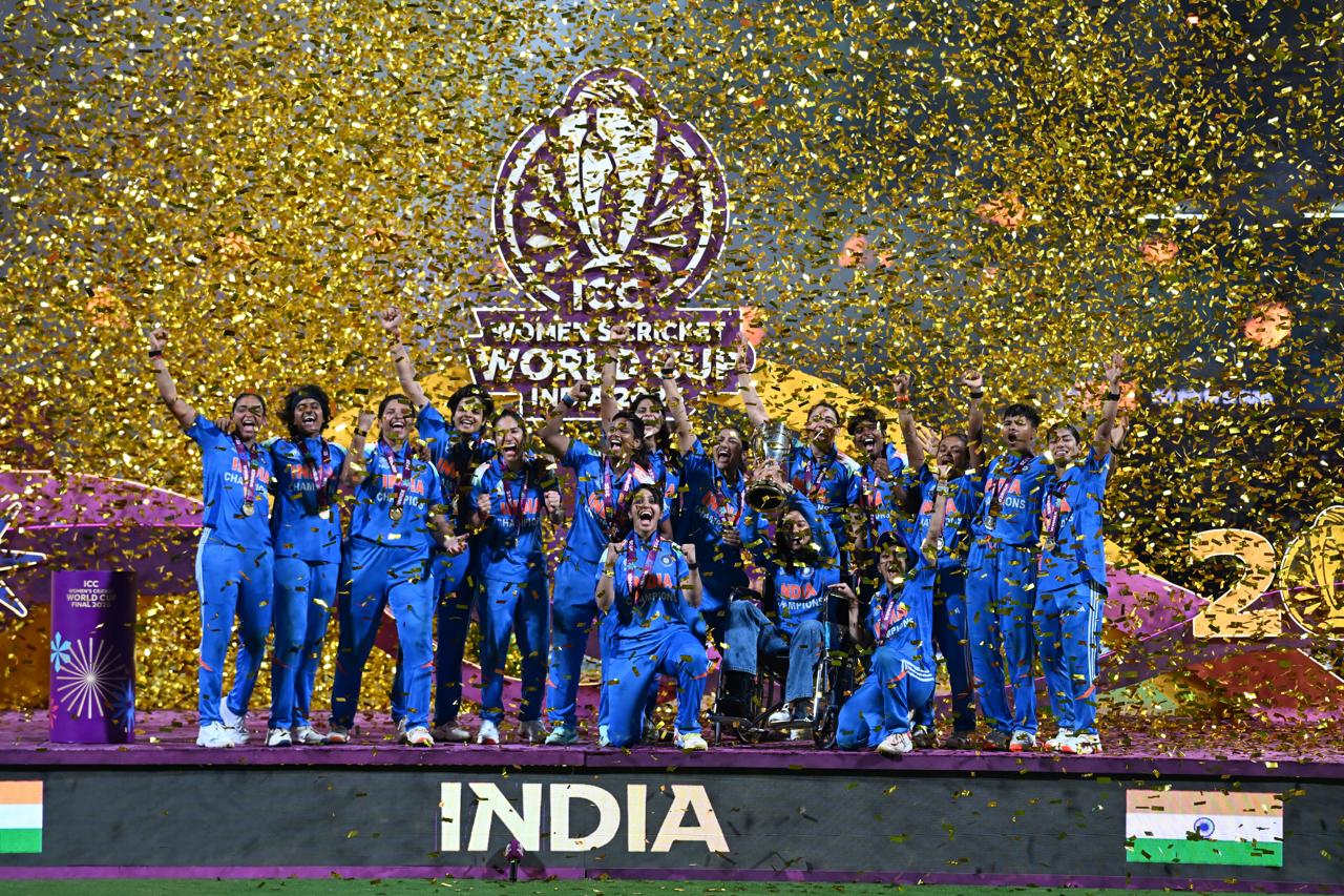 दक्षिण अफ्रीका की ओर से अयाबोंगा खाका सबसे सफल गेंदबाज़ रहीं, जिन्होंने 9 ओवर में 58 रन देकर तीन विकेट चटकाए. नॉनकुलुलेको म्लाबा, नादिन डी क्लार्क और क्लो ट्रायोन को एक-एक सफलता मिली.