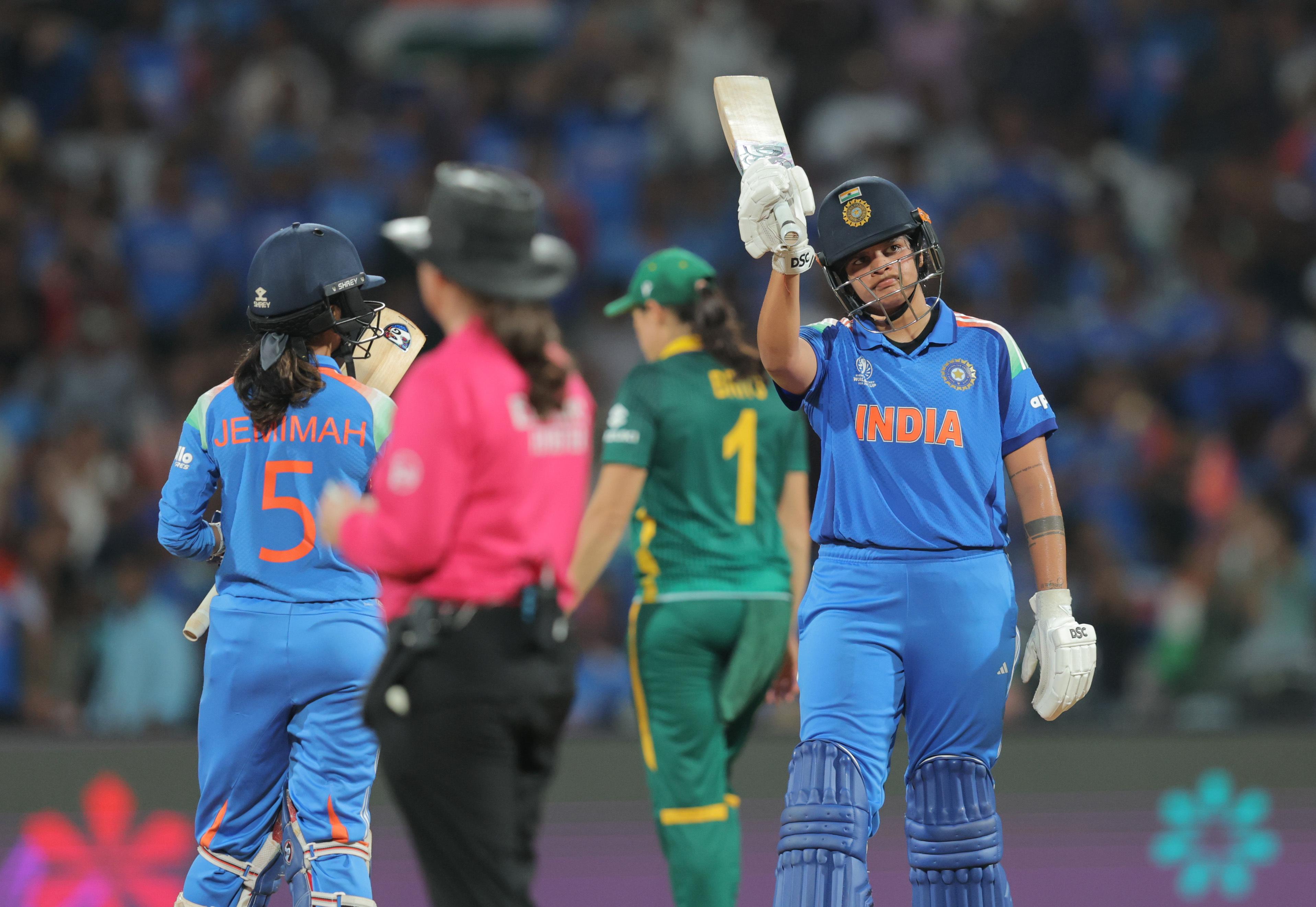 शैफाली वर्मा ने भी अपनी ऑफ-स्पिन से 2 विकेट लिए, जबकि नल्लापुरेड्डी चरानी को एक विकेट मिला.