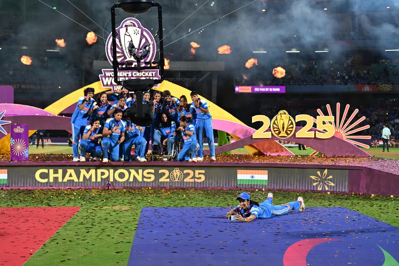 हालांकि कप्तान लॉरा वोल्वार्ड्ट ने डटकर मुकाबला किया और 98 गेंदों पर 101 रनों की शानदार शतकीय पारी खेली, लेकिन दूसरे छोर से उन्हें सहयोग नहीं मिला. टीम 45.3 ओवर में 246 रन पर ढेर हो गई.