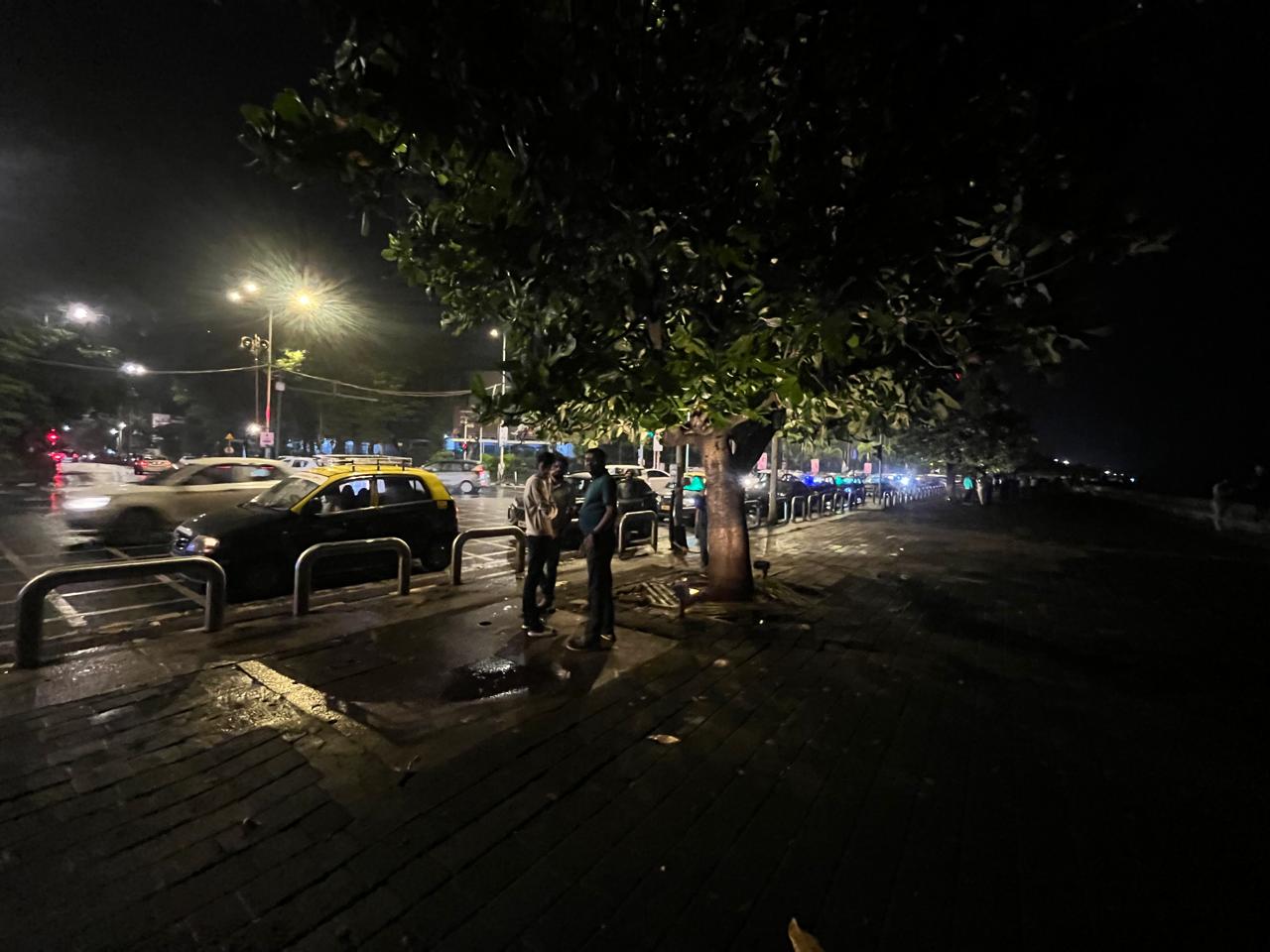 हालांकि, सोशल मीडिया पर मुंबईकरों ने अपनी भावनाएं जरूर जाहिर कीं. इंस्टाग्राम और एक्स (ट्विटर) पर `#WomenInBlue`, `#ICCWWC2025` और `#IndiaChamps` जैसे हैशटैग रातभर ट्रेंड करते रहे.