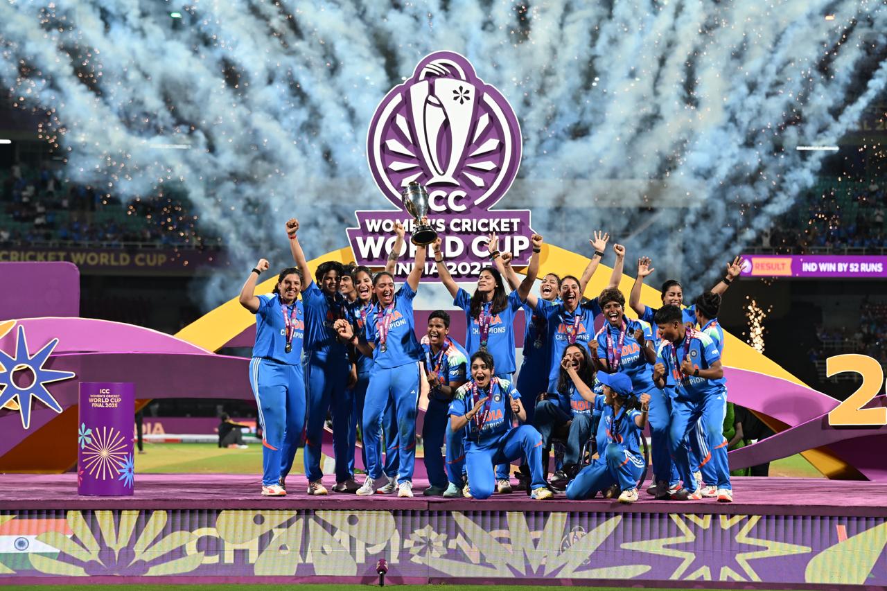 लेकिन मुंबई के प्रतीक बन चुके मरीन ड्राइव की यह खामोशी इस बात की याद दिलाती है कि जश्न हमेशा शोर में नहीं, कभी-कभी गर्व की गहराई में भी मनाया जाता है.