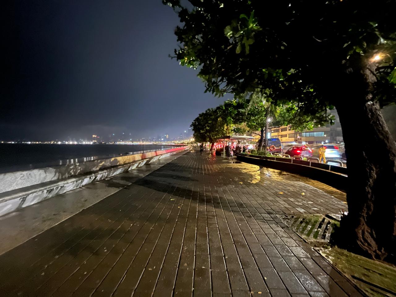 मरीन ड्राइव के कुछ हिस्सों पर कुछ युवाओं ने झंडे लहराए, लेकिन सामूहिक उत्सव का माहौल नहीं बन पाया. 