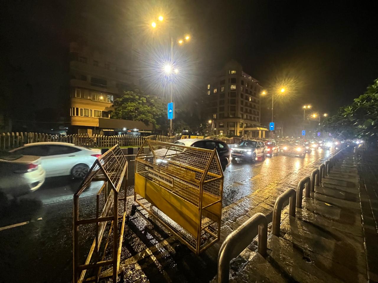 लेकिन रविवार रात का नजारा बिल्कुल अलग था. सागर किनारे सन्नाटा पसरा था, सड़कों पर गाड़ियों की आवाजाही सामान्य थी और न तो किसी ने पटाखे फोड़े, न ही टीम इंडिया की जीत का जश्न मनाने कोई बड़ी भीड़ जुटी.